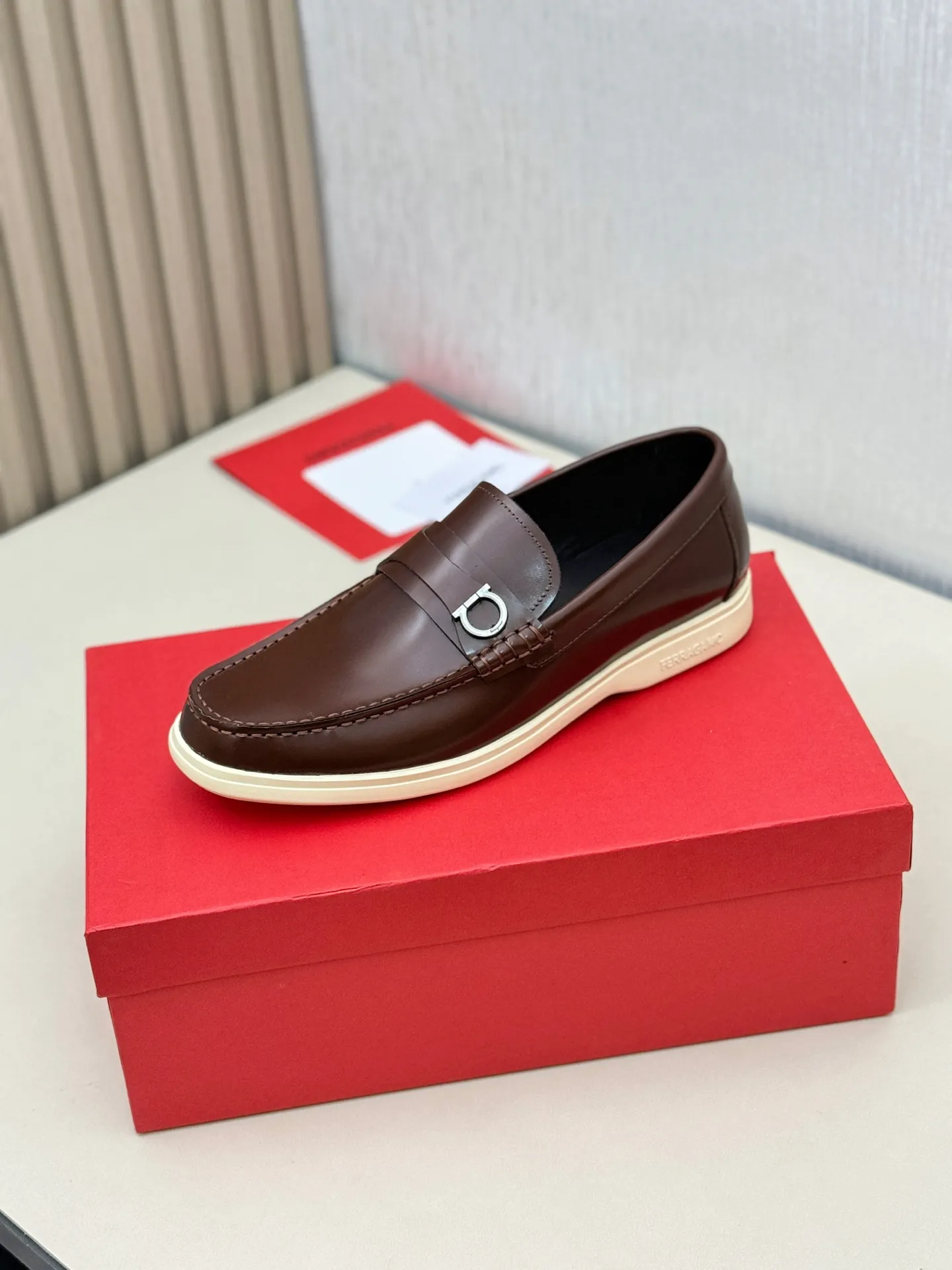 [Ferragamo] P: 580💰 Number of yards: 38~44 (45 orders are non-returnable) Ferragam's new men's driving shoes, the fabric is made of imported cowhide, with visible texture, heavy industrial stitching, dyed calfskin inside, standard logo cowhide feet, big-name experience, soft and comfortable on the feet, a men's favorite, special non-slip and wear-resistant rubber soles, easy to handle various occasions, with original box packaging!